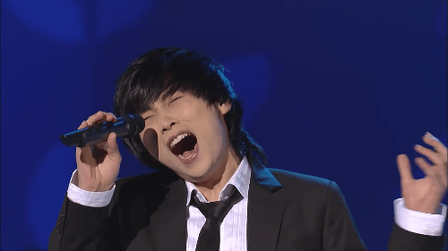 가수가 무슨 노래를 부르고 있을까요?